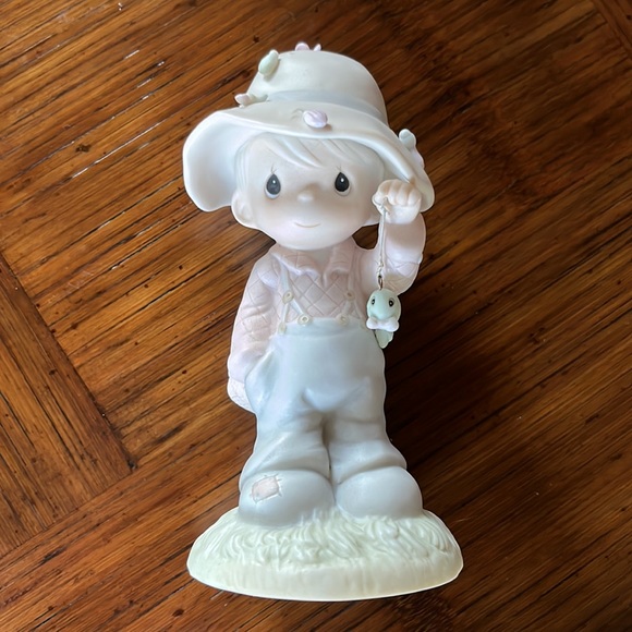 Boy fishing figurine - Picture 2 of 4